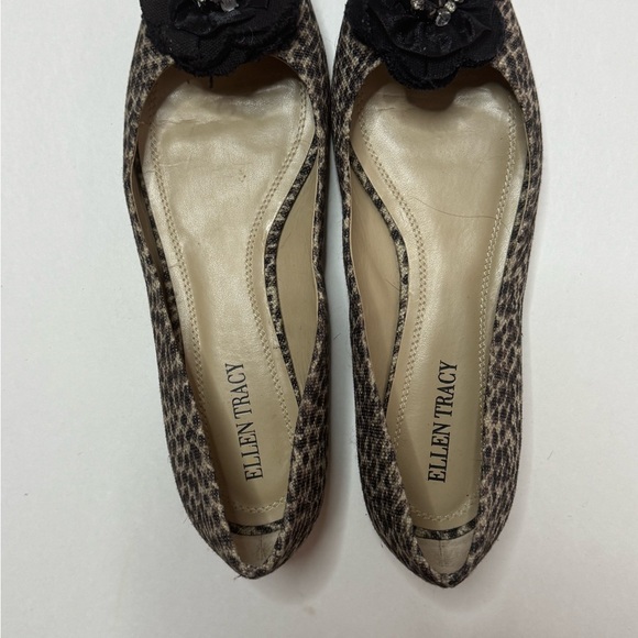 Ellen Tracy Leopard Print Flats with Black Flower Size 8M - Picture 4 of 7